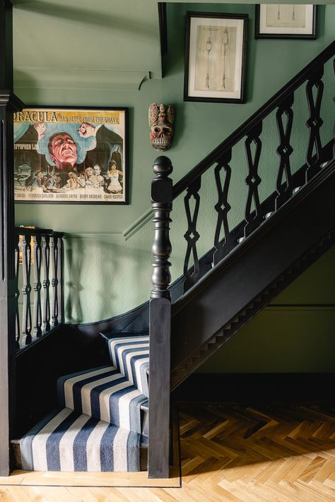 Keltainen talo rannalla Edwardian Terrace House, Pink Ceiling, Leaded Glass Door, Built In Dresser, Mad About The House, Black Fireplace, Stair Case, Style Tile, Green Kitchen