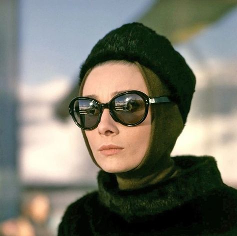 Audrey Hepburn Hat, 60s Sunglasses, Ski Trip Outfit, Audrey Hepburn Photos, Audrey Hepburn Style, Big Sunglasses, Ski Outfit, Head Scarf Styles, Glam Photoshoot