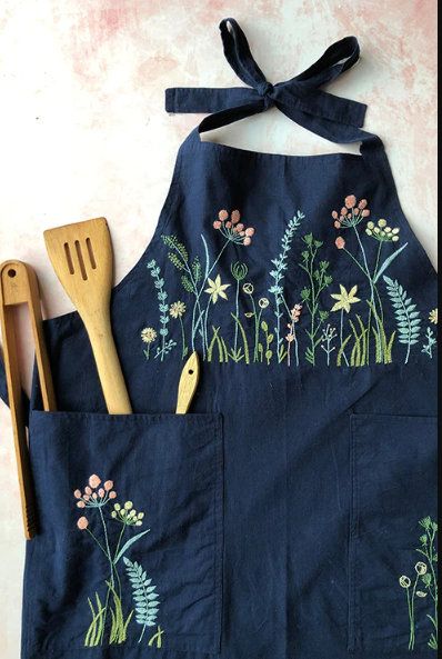 Embroidery Aprons, Apron Vintage, Embroidered Apron, Traditional Embroidery, Little Kitchen, Womens Aprons, Apron Pockets, Linen Apron, Embroidery Flowers