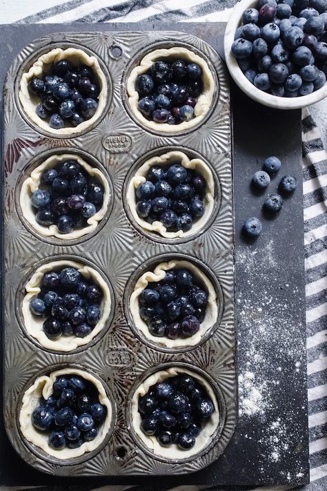 Mini Blueberry Pies, Blueberry Pies, Pie Homemade, Homemade Pie Crust, Blueberry Tart, Blueberry Desserts, Vanilla Glaze, Berry Pie, Apple Pies