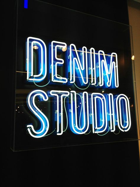 Jeans Display, Denim Display, Denim Studio, Clothing Store Displays, Clothing Store Interior, Signage Signs, Visual Merchandising Displays, Denim Ideas, Custom Denim