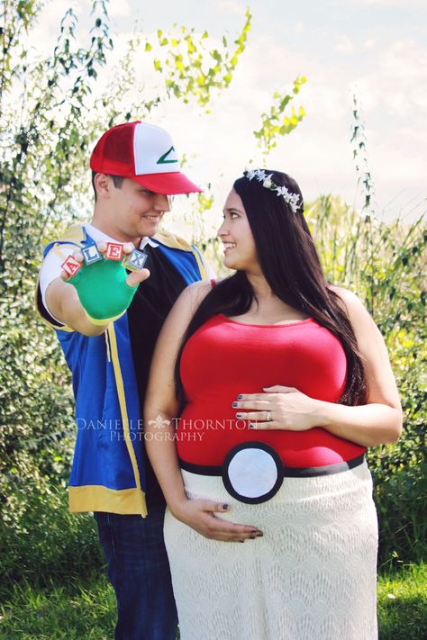 {Maternity} Pokemon baby Nerdy Baby Announcement, Pokemon Family, Family Costumes For 3, Pokemon Party Decorations, Family Costumes Diy, Pregnancy Costumes, Baby Pokemon, Pregnant Halloween Costumes, Pokemon Costumes