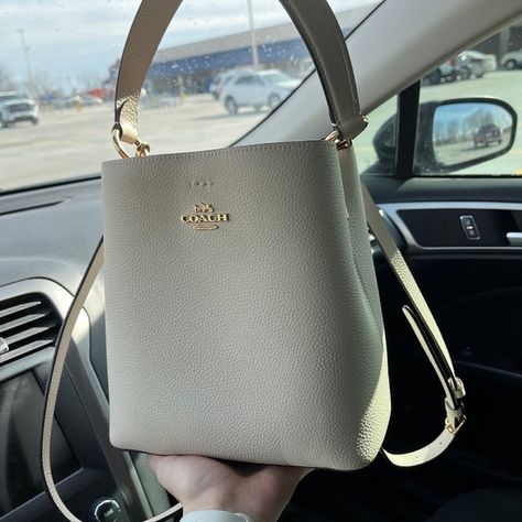 coach bucket bag Coach Bucket Bag Outfit, Coach Bag Outfit Style, Coach Town Bucket Bag, Cali Fits, Tous Bag, Coach Mollie Bucket Bag, Bucket Bags Outfit, Coach Bag Outfit, Classy Purses