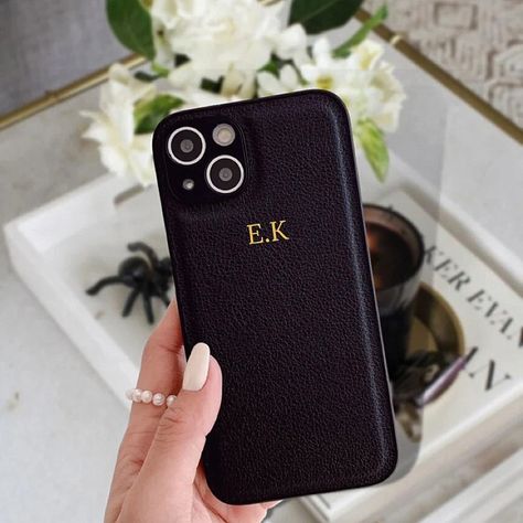 Personalized and monogrammed leather phone case for bridesmaid gift idea Custom Leather Phone Case, Bridesmaid Proposal Diy, Bridesmaid Diy, Iphone Case Collection, Leather Makeup Bag, Iphone 1, Letter Gifts, Apple Watch Models, Personalized Phone Cases