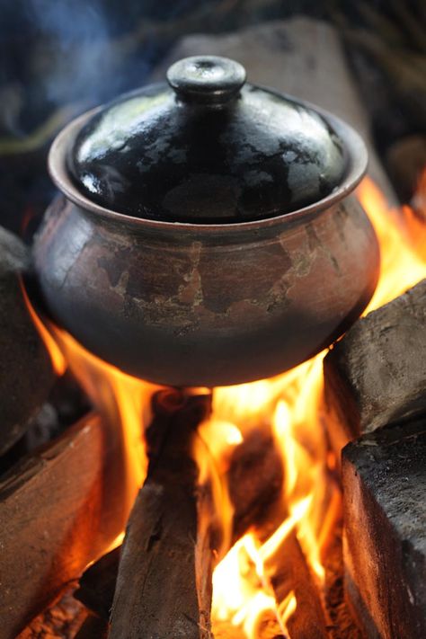 Clay Cooking Pots, Traditional Kitchen Decor, Clay Cooking Pot, Wedding Buffet Food, Hot Rocks, Ceramic Cafe, Primitive Technology, Bahay Kubo, Philippines Food