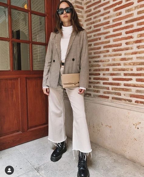 Outfits With Handbags, Eurotrip Outfits, Looks Pinterest, Europe Outfits, London Outfit, Beige Outfit, Cold Outfits, Stylish Work Outfits, Mode Inspo