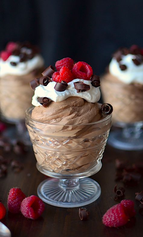 Chocolate Mousse Desserts, Dessert Mousse, Mousse Dessert, Chocolate Mousse Recipe, Mousse Recipes, Chocolate Dessert, Chocolate Shavings, Mini Chocolate Chips, Chocolate Mousse