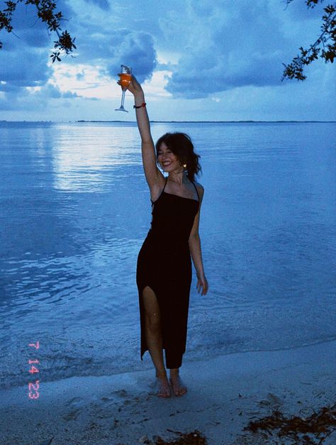 Black dress on beach during sunset, instagram photoshoot outfit inspiration Black Dress On Beach, Black Dress Beach Photoshoot, Beach Pictures Dress, Black Beach Outfit, Black Dress Beach, Beach Dinner Outfit, Tropical Dinner, Black Beach Dress, Black Dress Aesthetic