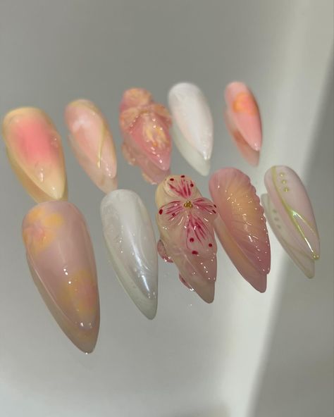 Custom set ; Hand sculpted 3D flowers 🌸💛 . . . Shape: Stiletto Length: Medium . . . #pressonnails #springnails #floralnails #3dflowernails #summernails 3d Flower Nails, 3d Flowers, Floral Nails, Flower Nails, Spring Nails, Press On Nails, Summer Nails, Nails, Flowers