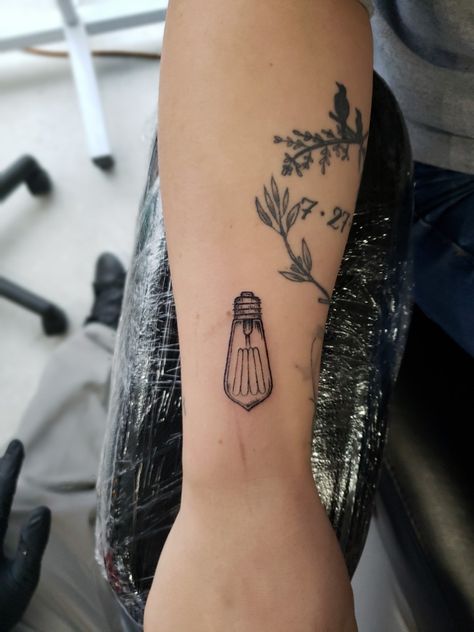 American Traditional Light Bulb Tattoo, Edison Lightbulb Tattoo, Lightbulb Tattoo Simple, Edison Bulb Tattoo, Salt And Light Tattoo, Light Bulb Tattoo, Baker Tattoo, Bulb Tattoo, Lufkin Texas