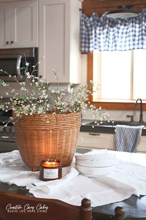 Picnic Basket Centerpiece Ideas, Basket Centerpieces Table, Picnic Basket Centerpiece, Picnic Basket Decor, Basket Centerpiece, Picnic Planning, Basket Centerpieces, Farmhouse Cabin, Faux Branches