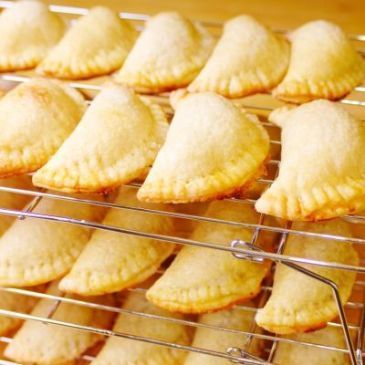 A delicious twist on my grandma's traditional mexican pumpkin empanadas. Now all vegans can enjoy this! It is animal free and absolutely amazing. Enjoy! Fruit Empanadas Recipe, Authentic Mexican Desserts, Pumpkin Empanadas, Guava Pastry, Beef Empanadas Recipe, American Foods, Mexican Dessert Recipes, Empanadas Recipe, Mexican Dessert