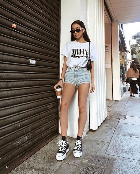 Nevermind Nirvana, Outfit Ideas Converse, Spring Outfit Women, Oversized Tshirt Outfit, Grunge Harajuku, Nirvana Nevermind, Converse Outfits, Millennials Fashion, Spring Work Outfits