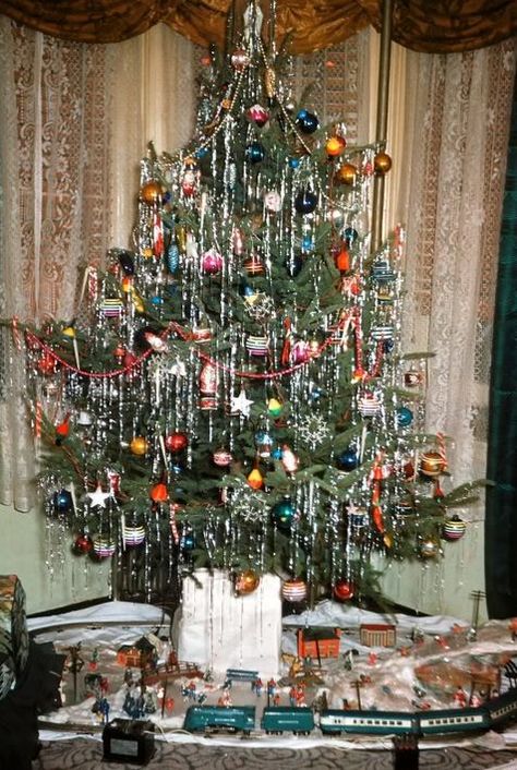 IT'S THE MOST WONDERFUL TIME OF THE YEAR - Page 76 - Blogs & Forums Soviet Christmas Tree, Vintage Kitchy Christmas, 90s Christmas Nostalgia, 80s Christmas Tree, 70s Christmas Tree, Nostalgic Christmas Aesthetic, Christmas On Film, 50s Christmas Aesthetic, 70s Christmas Aesthetic