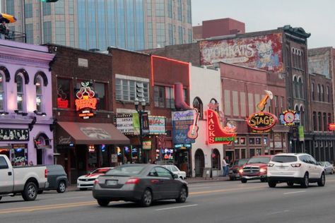 11 Ways Living In Nashville Ruins You For Life Living In Nashville Tn, Nashville Tennessee Living, Nashville Living, Nashville Photos, Nashville Things To Do, Tennessee Road Trip, Living In Nashville, Vision Bored, Post Grad