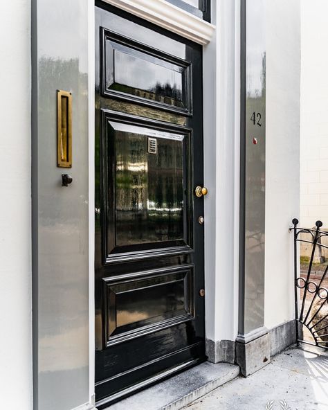 Pᴜʀᴇ & Oʀɪɢɪɴᴀʟ USA & Cᴀɴᴀᴅᴀ on Instagram: “Don’t we all admire those typical, glossy, Dutch front doors? Such a statement! Pure & Original offers an eco-friendly, water-based, High…” Laquer Black Front Door, High Gloss Black Front Door, High Gloss Front Door, High Gloss Black Paint, Statement Front Door, Black Front Door, Narrow House Designs, Black Front Doors, Lime Paint