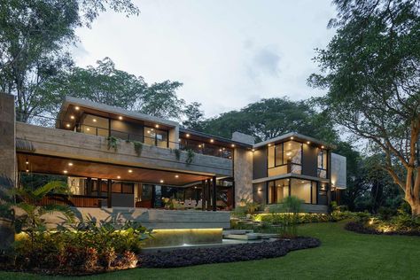 Entreparotas House, Concrete Homes, Tropical Vegetation, Fig Trees, Mexico Design, Concrete Houses, Modern Mansion, Modern Houses, Luxury Homes Dream Houses