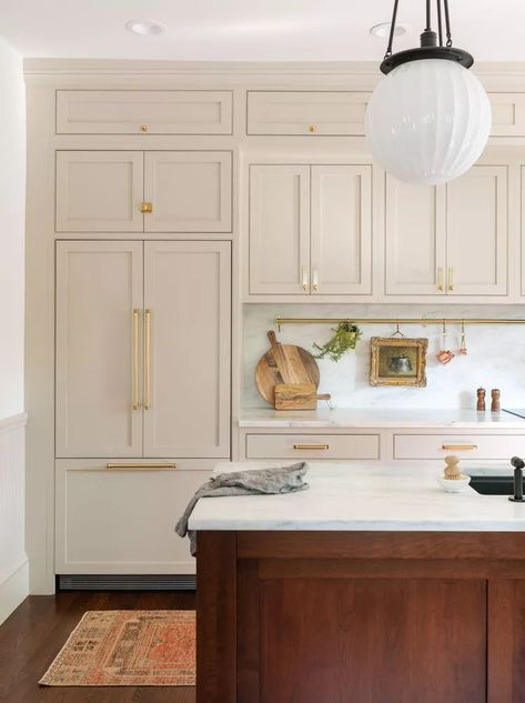 Matte White Kitchen Cabinets, Kitchen Wall With Refrigerator, Kitchen Design Timeless, Refrigerator Location In Kitchen, Kitchen Cabinets Gold Hardware, How To Make Kitchen Look Expensive, How To Make Your Kitchen Look Expensive, Old Money Style Kitchen, Bright White Kitchen