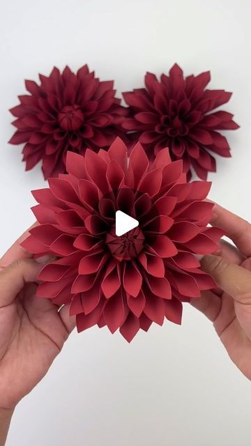 Dahlia Flower Paper Craft, Dahlia Flower Template Free Printable, Diy Dalia Flower Paper, Diy 3d Paper Flowers, Diy Dahlia Paper Flower, Diy Paper Dahlia, Giant Paper Dahlia, Paper Dahlia Flowers Diy, Handmade Flower Bouquet Diy