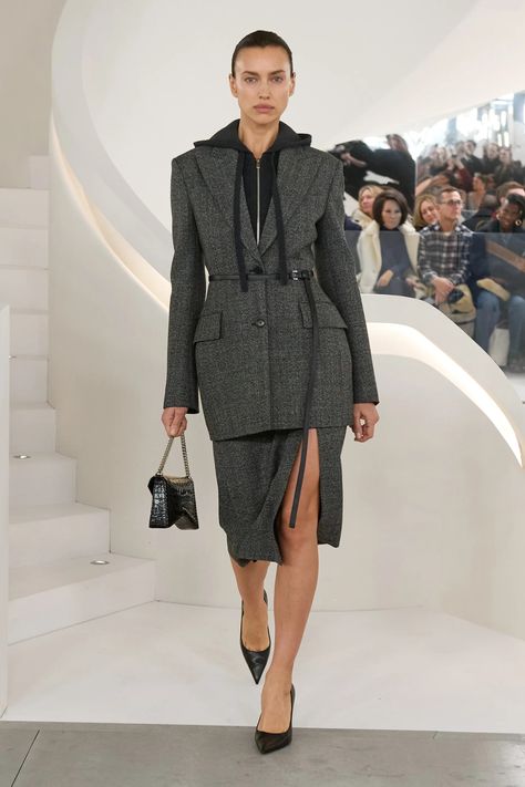 Michael Kors Collection Fall 2024 Ready-to-Wear Collection | Vogue Sleeping Beauty Wedding, Melanie Laurent, Fall Winter Fashion Trends, Michael Kors Fall, Cashmere Hoodie, Gabrielle Union, Ashley Olsen, Fashion Trends Winter, Grey Outfit