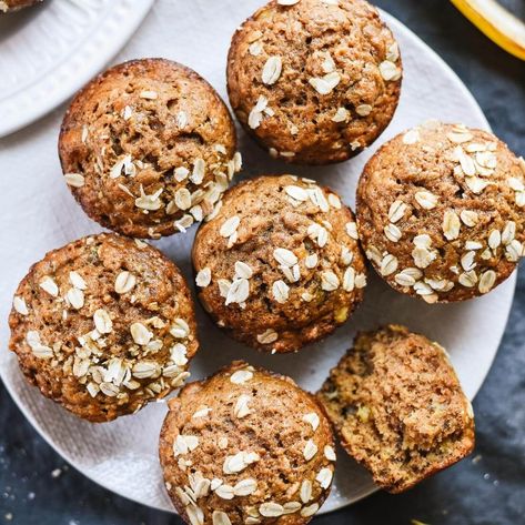 Banana Bread Muffins Healthy, Banana Muffin Recipe Healthy, Banana Bread Muffin Recipe, Honey Muffins, Cookie And Kate, Banana Oatmeal Muffins, Healthy Banana Muffins, Biscuits Diététiques, Banana Oat Muffins