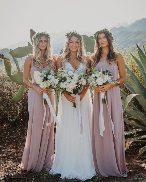 Mumu Weddings on Instagram: “Bridesmaids in the desert 🌵🌾🌸💫 Wearing Neutral Mauve!” Bridesmaid Outfit Ideas, Big Bridal Party, Bridesmaids Ideas, Latest Bridesmaid Dresses, Brides Dresses, Mauve Bridesmaid Dress, Mumu Wedding, Wedding Hairstyles Bridesmaid, Bridesmaid Hair Long