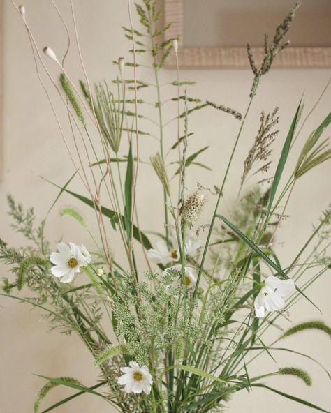 Summer Wildflower and Grass Floral Arrangement — the kokoro garden Grass Arrangements Vase, Chamomile Floral Arrangement, Faux Wildflower Arrangement, Wildflower Arrangements Diy, Herb Flower Arrangements, Foraged Wedding Decor, Foraged Floral Arrangements, Wildflower Floral Arrangements, Dried Grass Arrangements