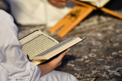 People reading the holy quran | Premium Photo #Freepik #photo #background #people #book #islamic Reading Al Quran, Reading Quran, People Reading, Muslim Images, Quran Translation, Cool Pictures For Wallpaper, Online Quran, Noble Quran, Sacred Text