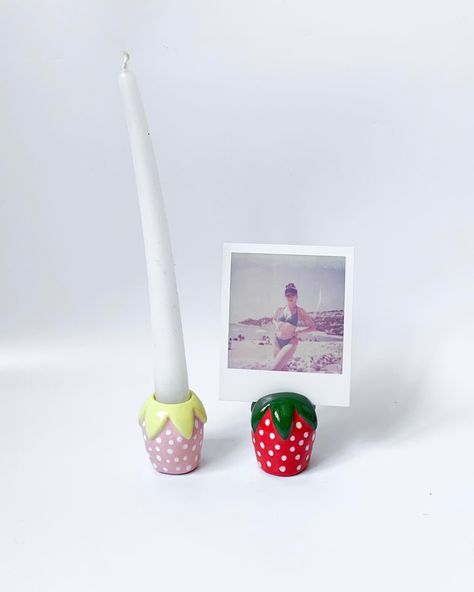 Strawberry candle & photo holder 🍓 . . . #ceramics #ceramic #pottery #handmade #art #clay #ceramicart #ceramicmugs #ceramiclicious #art #seramik #fy #etsyseller #etsy #etsyshop #etsyfinds #fyp #potterylove #keşfetteyiz #keşfet #explore #ceramicsofinstagram #ihavethisthingwithceramics #etsymade #ceramiccoating #ceramicstudio #potterystudio #potterydesign #ceramiclicious #contemporaryceramics Ceramic Card Holder, Postcard Stand, Ceramic Stand, Ceramic Strawberry, Strawberry Candle, Candle Stick Holder, Party Place, Home Decor Sets, Picture Holders