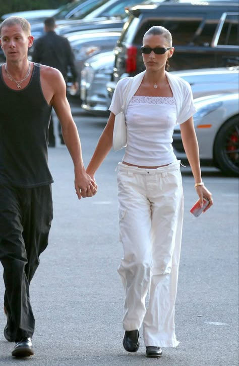 Bella Hadid with Marc Kalman arriving at the US Open tennis tournament at Arthur Ashe Stadium in New York. - 02/09/22 New York September, Bella Hadid Street Style, Linen Pants Outfit, Style Transformation, Tennis Center, Quoi Porter, Bella Hadid Outfits, Billie Jean King, Bella Hadid Style