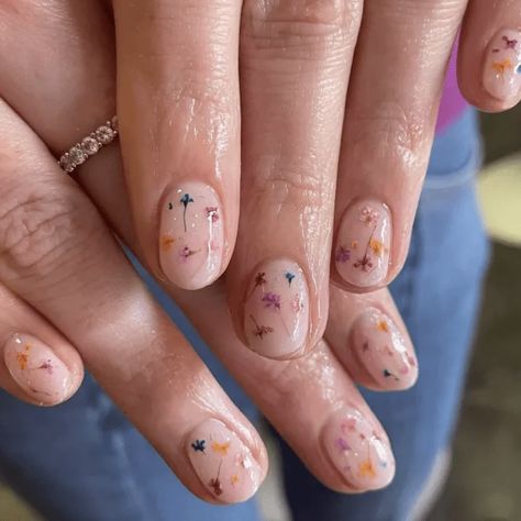 Milk Bath Nails Are the Ethereal Manicure of Our Dreams Milk Bath Nails, Short Nail Manicure, Hello Nails, Shiny Nails, Pink And Blue Flowers, Milk Bath, Dry Nails, Nail Shapes, Tiny Flowers