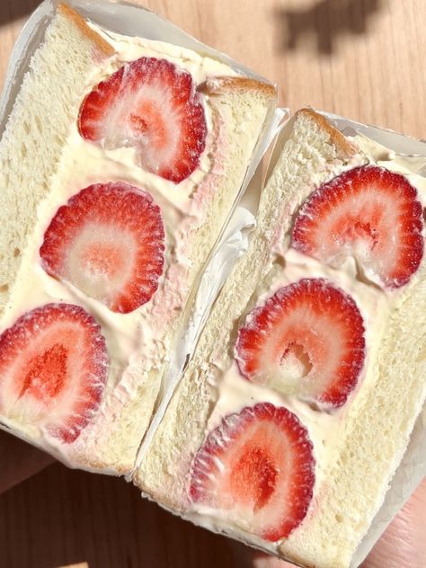 Japanese Sandwich Recipe, Japanese Strawberry Sandwich, Japanese Food Lunch, Japanese Strawberry Cake, Strawberry Cream Sandwich, Strawberry Cake Aesthetic, Sandwich Strawberry, Cake Recipe Strawberry, Japanese Strawberry Shortcake