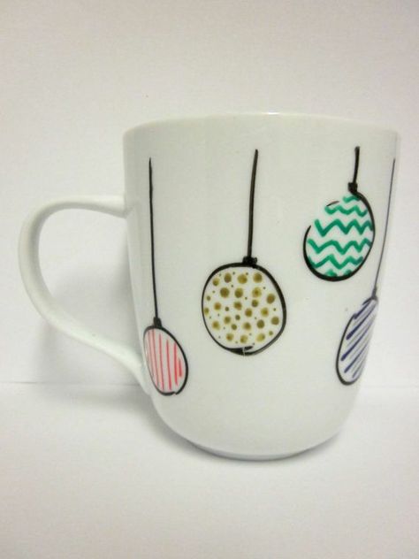 Diy Christmas Mugs, Mug Noel, Diy Sharpie Mug, Sharpie Crafts, Sharpie Mug, Diy Sharpie, Diy Mugs, Women Crafts, Painted Mugs