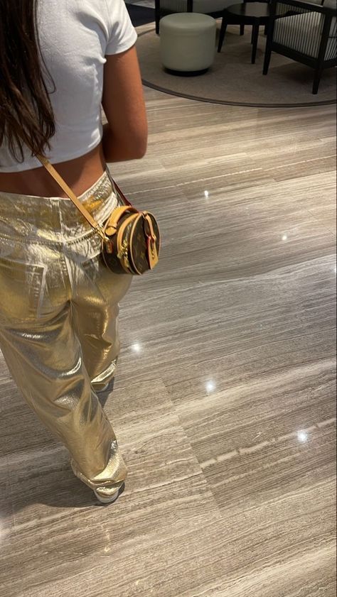 Gold Metallic Jeans Outfit, Zara Gold Jeans, Metallic Outfit Aesthetic, Diy Metallic Jeans, Gold Jeans Outfit, Metallic Jeans Outfit, Gold Pants Outfit, Metallic Pants Outfit, Gold Jeans