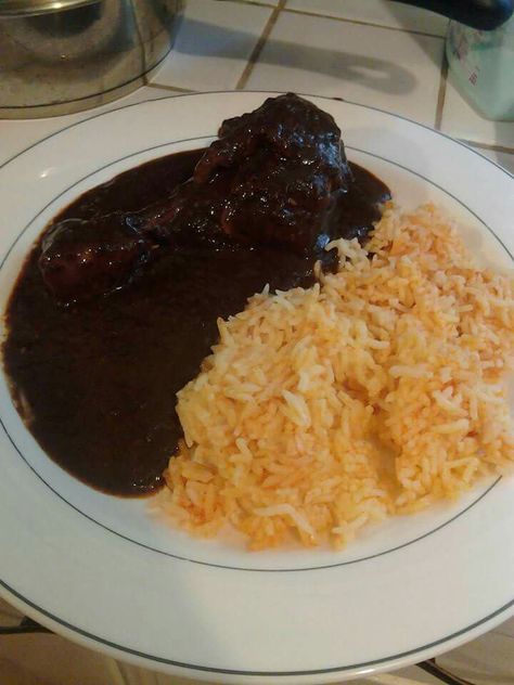 Mole y arroz Mole Aesthetic, Moles Animal, Mole Aesthetic Animal, Mole Michoacano Receta, Mole Coloradito, Money And Happiness, Mole, Money, Drinks