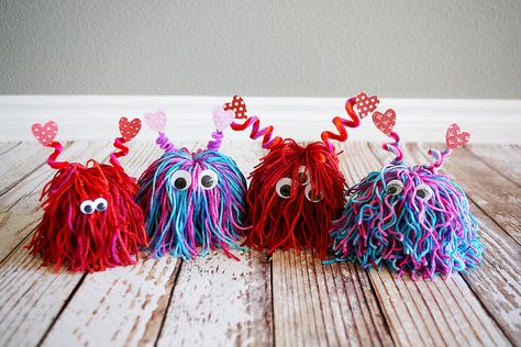 lil love monsters Yarn Monsters, Love Monsters, Saint Valentin Diy, Valentines Bricolage, Monster Valentines, Monster Craft, Valentinstag Party, Monster Crafts, Valentine's Day Crafts For Kids