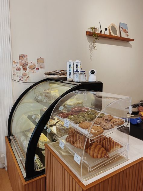 Pastry Cases Display, Small Bakery Exterior Design, Bakery Case Display Ideas, Tiny Bakery Shop Design, Coffee Shop Dessert Ideas, Cafe Food Display, Small Cafe Layout, Small Cafe Design Interiors, Mini Bakery Shop Design