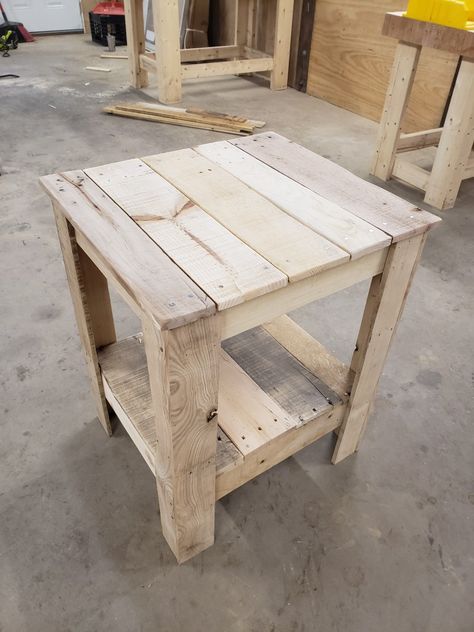 Pallet Night Stands, Pallet End Tables, Pallet Wood Projects, Pallet Side Table, Paint End Tables, Diy Wood Pallet Projects, Terrace Furniture, Homemade Furniture, Diy Side Table