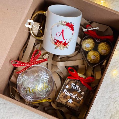 Christmas Gift Box Ideas, 10 Secret Santa Gifts, Chistmas Gift, Gift Hacks, Homemade Gift Baskets, Christmas Gift Hampers, Cricut Christmas Ideas, Hugs Kisses, Christmas Hamper