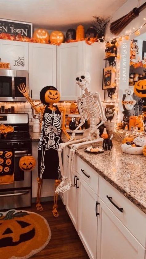 Skeleton Kitchen, Halloween Kitchen Decor, Small Kitchen Layouts, Pretty Halloween, Halloween Artwork, Kitchen Decor Ideas, Halloween Kitchen, Halloween Party Diy, Halloween Decorations Indoor