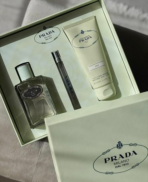 #prada#aesthetic Prada Products, Pr Boxes, Prada Aesthetic, Prada Gifts, Pr Package, Lucy Williams, Mom Dr, Insta Inspiration, Life Vision Board