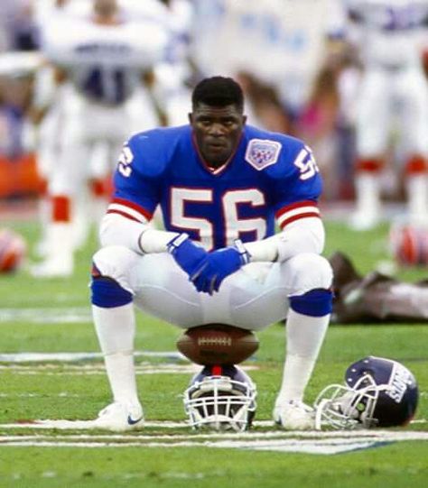 Lawrence Taylor, Nfl Football Pictures, New York Football, New York Giants Football, Nfl Photos, Giants Football, Sports Aesthetic, Sports Figures, Ny Giants