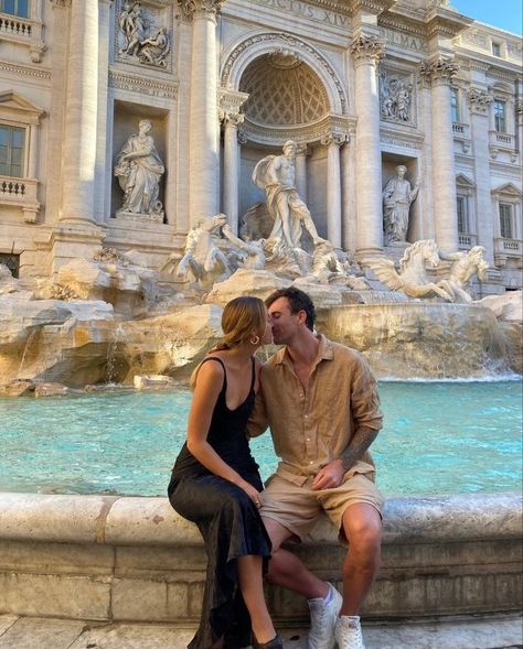 Couple Italy Photography, Trevi Fountain Couple, Trevi Fountain Couple Pictures, Water Fountain Couple Photos, Italy Couple Outfits, Romance In Italy, Italy Couple Photos, Italy Couple Pictures, Couple In Italy Aesthetic