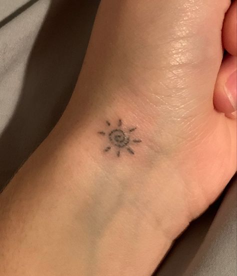 Marker Tatoos Easy, Sun Stick N Poke, Super Easy Tattoos, Sun And Moon Stick And Poke, Small Green Tattoo, Wrist Stick And Poke Tattoo, Spiral Sun Tattoo Meaning, Aesthetic Beach Drawing, Medusa Tattoo Women