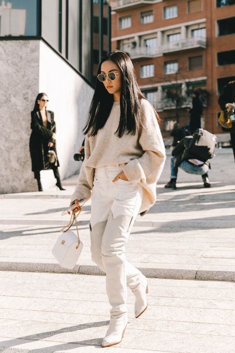 With Spring on its way, breathe fresh air into your wardrobe with an all-white outfit. For inspiration, here are 10 street style looks spotted outside the Fall/Winter 2019-2020 shows, as captured by photographer Diego Anciano. Take a look... Outfits Street Styles, Clothes For Girls, Stylish Work Attire, Office Outfits Women, La Fashion Week, Trendy Swimwear, Elegante Casual, Milan Fashion Weeks, Street Style Winter