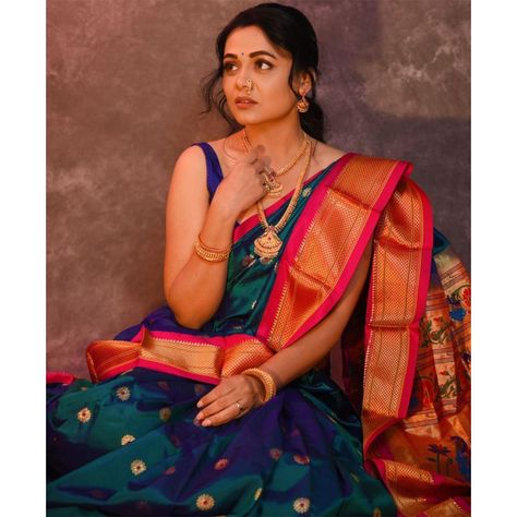 Paithani Saree Traditional Look, Paithani Nauvari Saree, Maharani Paithani, Prarthana Behere, Diwali Saree, Saree Photography, Marathi Saree, Silk Saree Blouse Designs Patterns, Bride Photos Poses