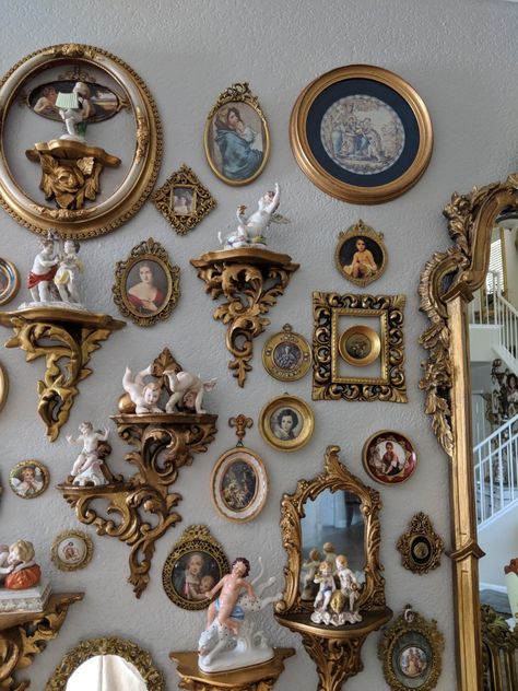 French Gallery wall Ornate Wall Decor, Baroque Gallery Wall, Gallery Wall Academia, Vintage Gold Gallery Wall, Vintage Room Wall Decor, French Country Gallery Wall Ideas, Vintage Gallery Wall Ideas, French Gallery Wall, Victorian Gallery Wall