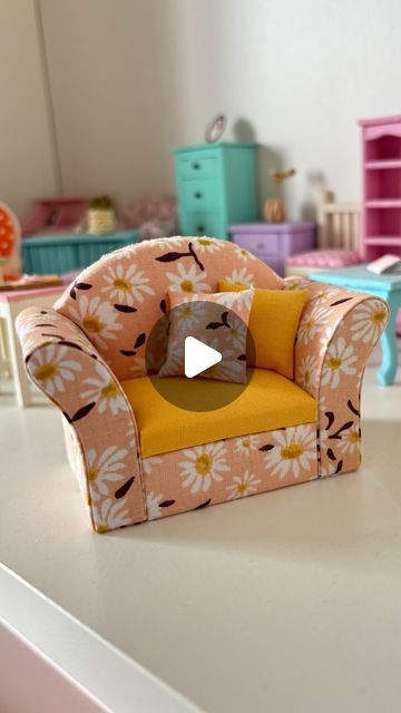 Diy Mini Furniture, Diy Cute Crafts, Miniature Sofa, Diy Barbie House, Pink Glitter Wallpaper, Doll Furniture Diy, English Country Decor, Mini Furniture, Mini Stuff