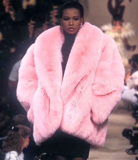 #ysl #1987 #furcoat #pink Pink Fur Coat, Yves Saint Laurent Couture, Pink Fur, Claudia Schiffer, 1980s Fashion, Saint Laurent Paris, Naomi Campbell, Coat Outfits, Fur Fashion