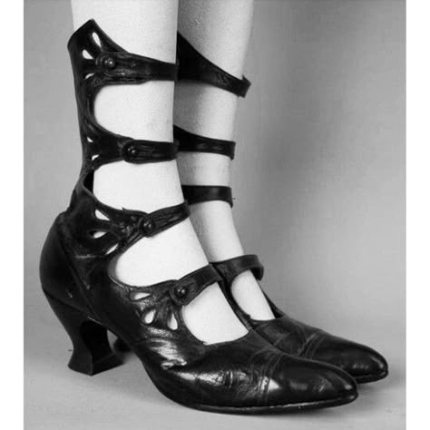 Vintage shoes...image via haute macabre Mode Shoes, 1910s Fashion, Retro Mode, High Shoes, Edwardian Fashion, Strap Shoes, Moda Vintage, Historical Clothing, Mode Vintage